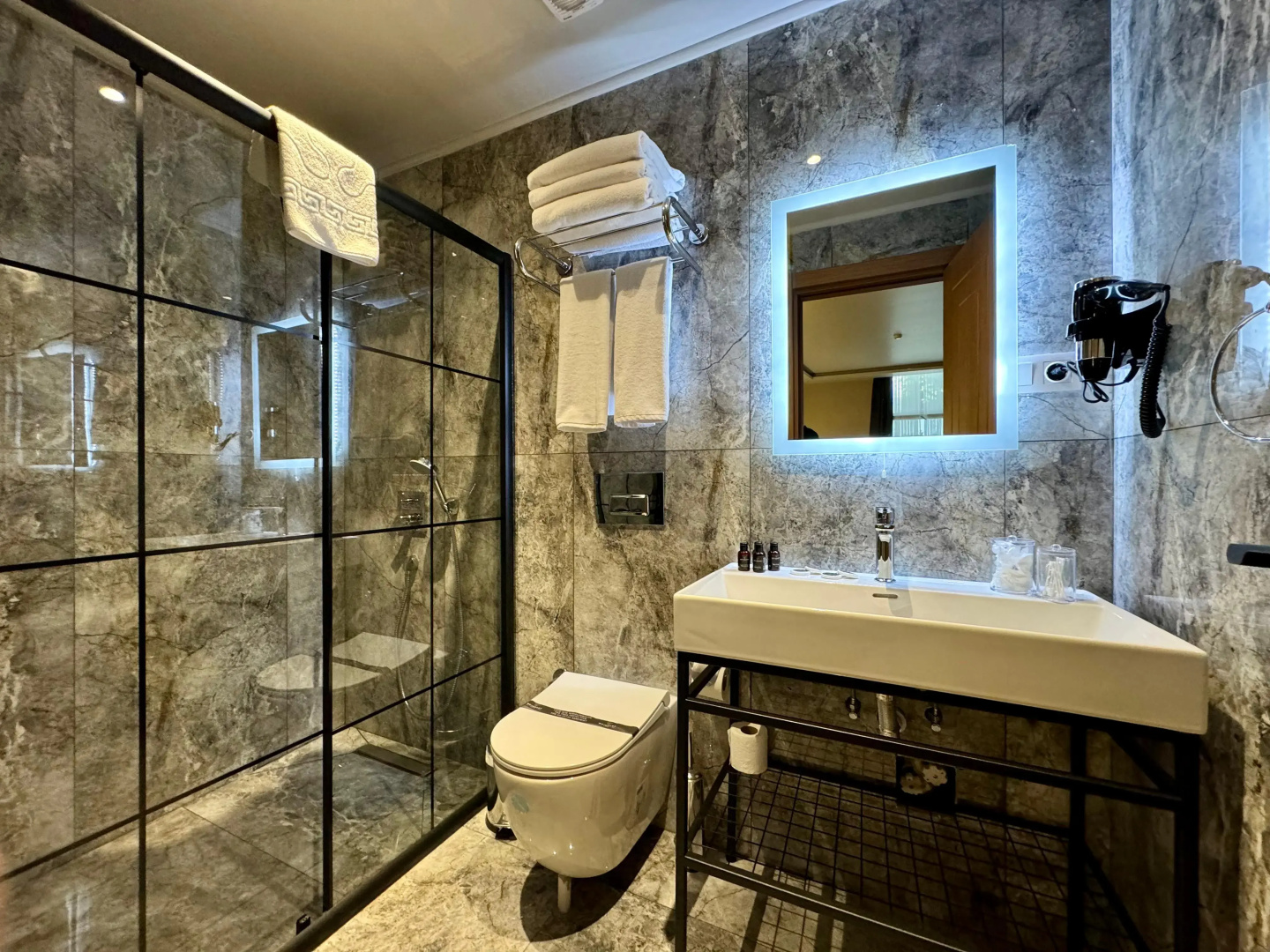 Photo - Weingart Suites Hotel