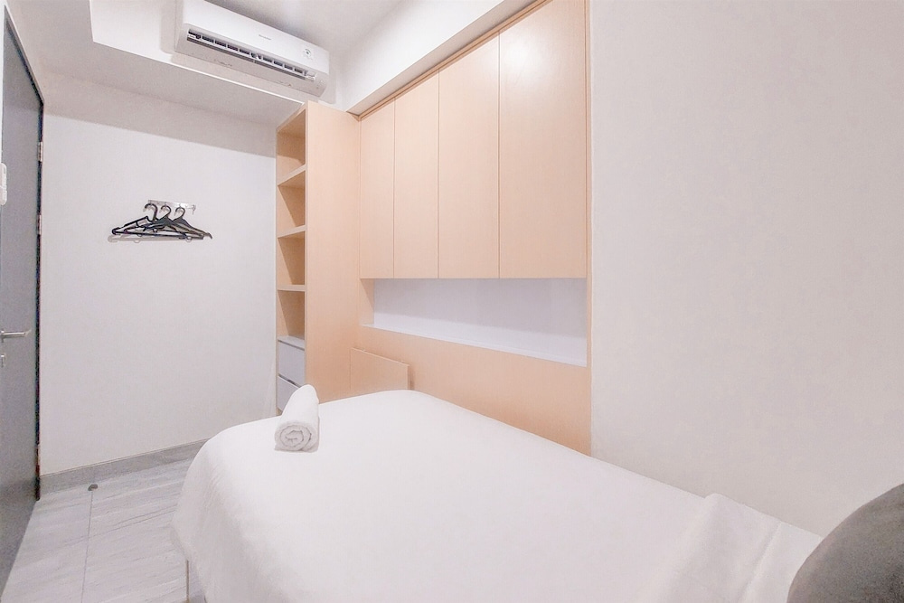 Homey And Good Place 2Br At Collins Boulevard Apartment
