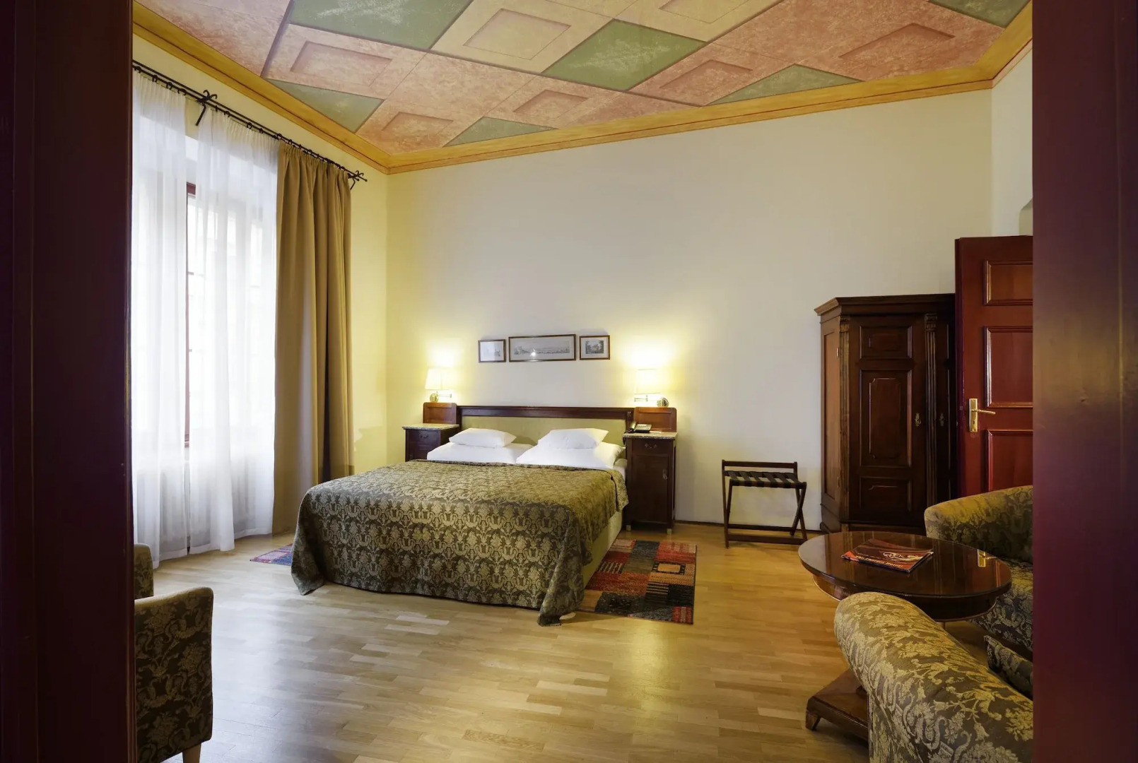 Photo - Archibald At the Charles Bridge