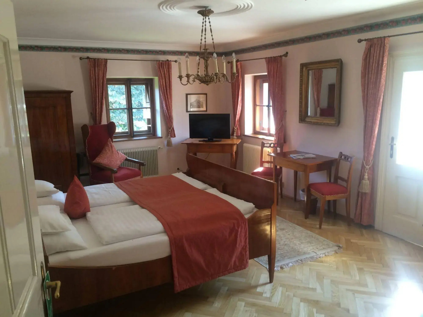 Photo - Der Schlosswirt zu Anif - Biedermeierhotel und Restaurant