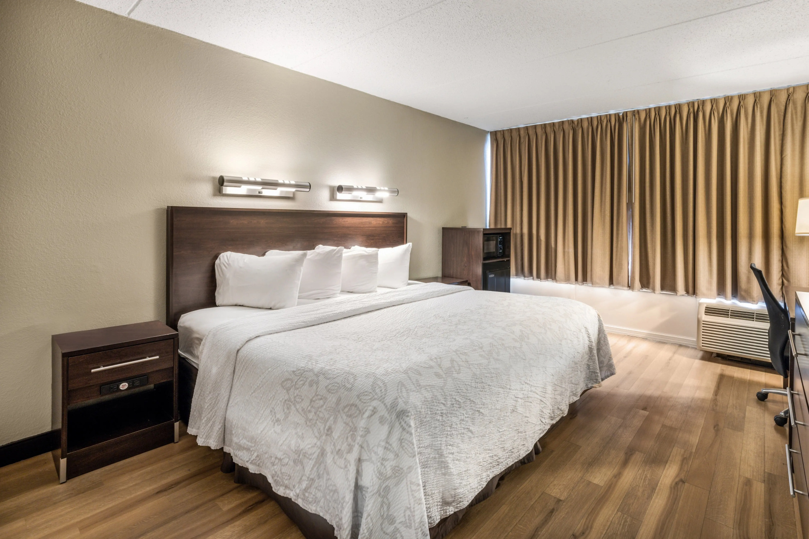 Photo - Red Roof Inn PLUS+ Boston - Woburn/ Burlington