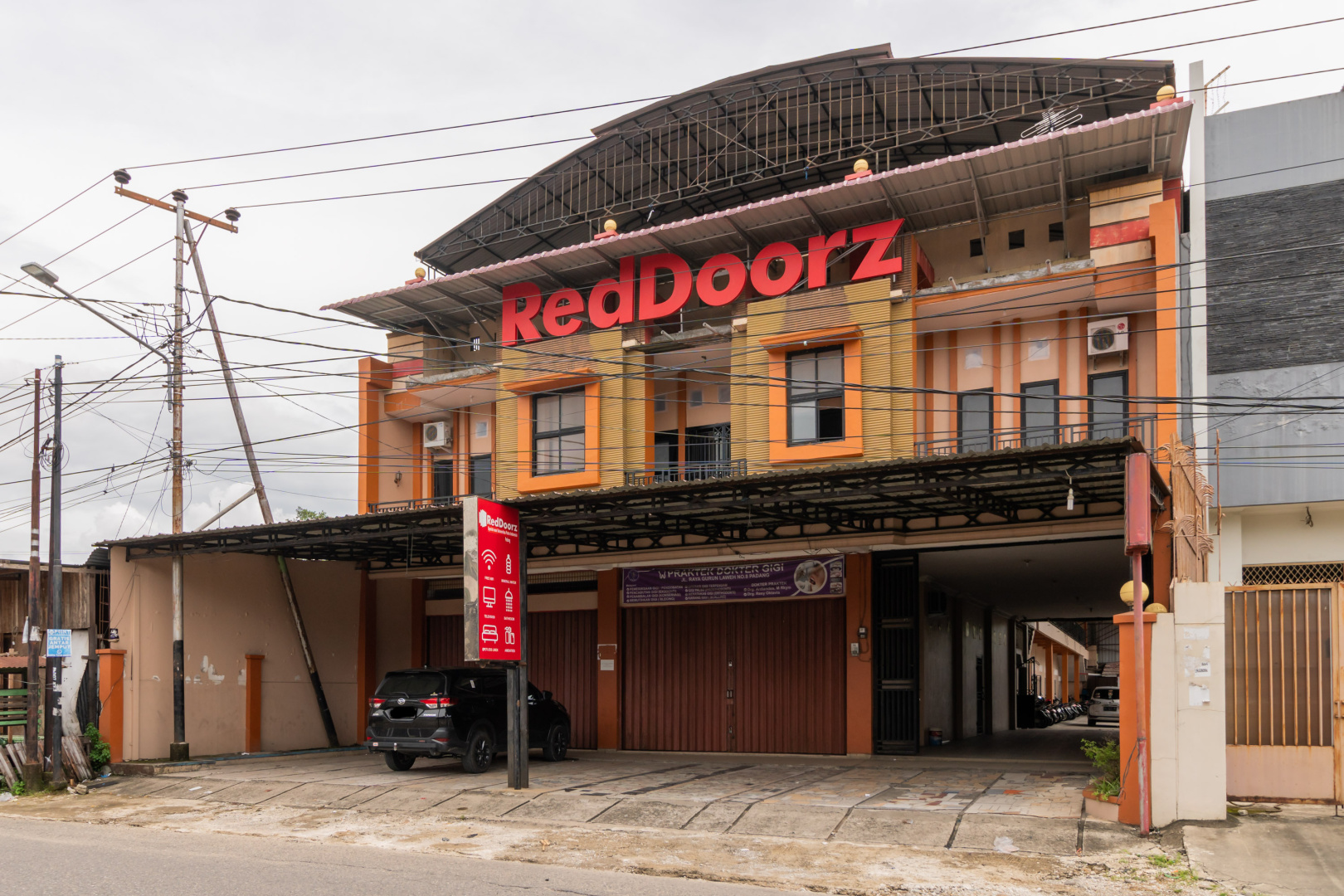 RedDoorz Syariah near Universitas Putra Indonesia Padang