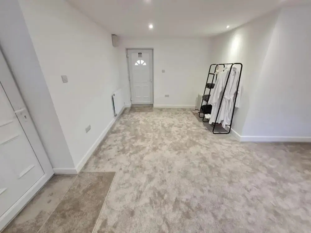 Foto - Modern Guest Room in West Midlands with Private Entrance