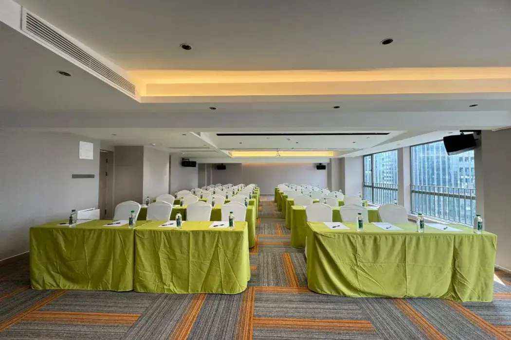 REZEN LONGUU Hotel (Guangzhou Baoneng Performance Center Luogang Subway Station)