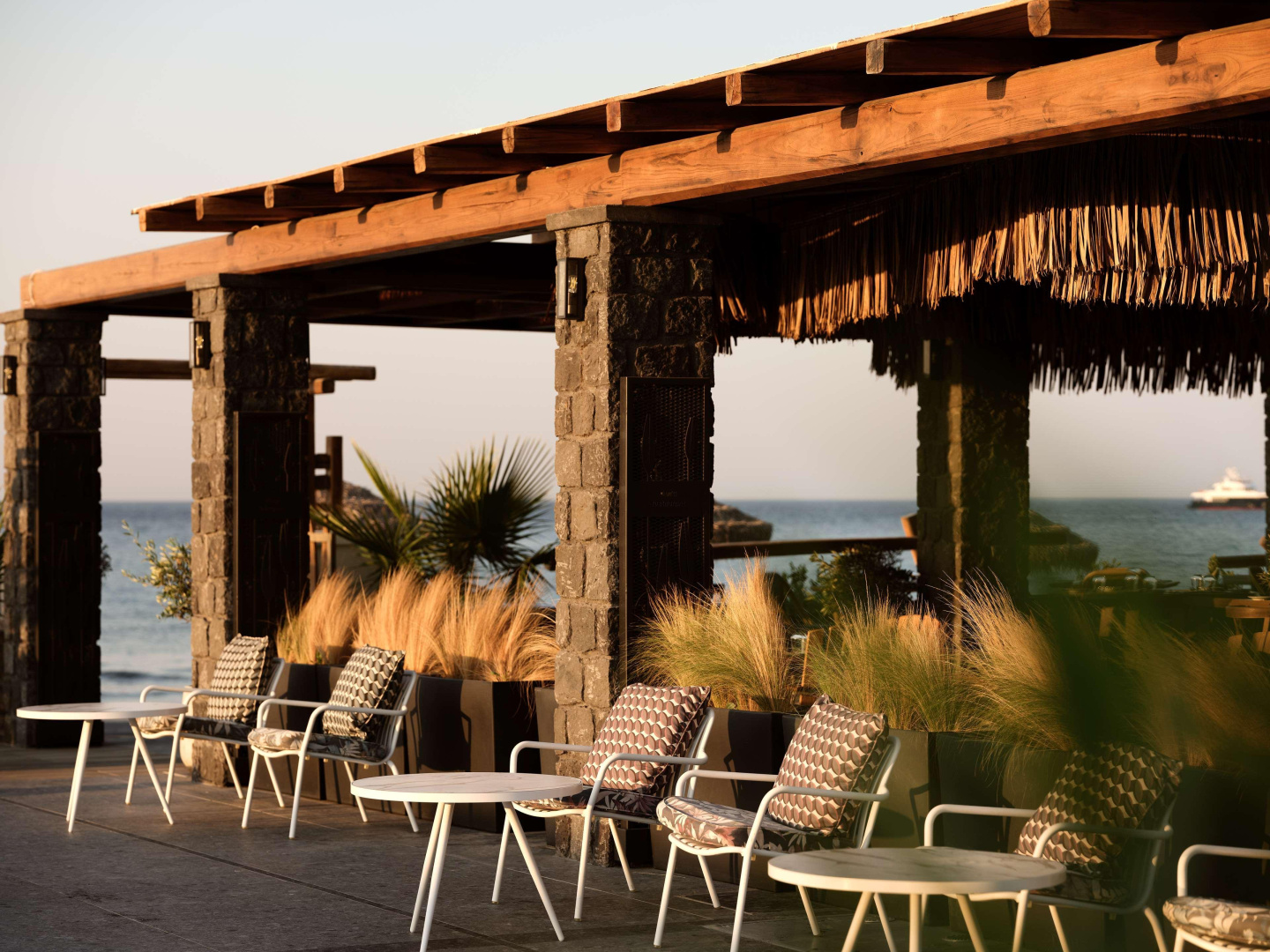 Foto - Sea Breeze Santorini Beach Resort, Curio Collection Hilton