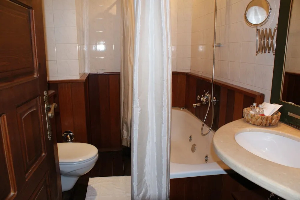 Photo - Old Legends Hotel