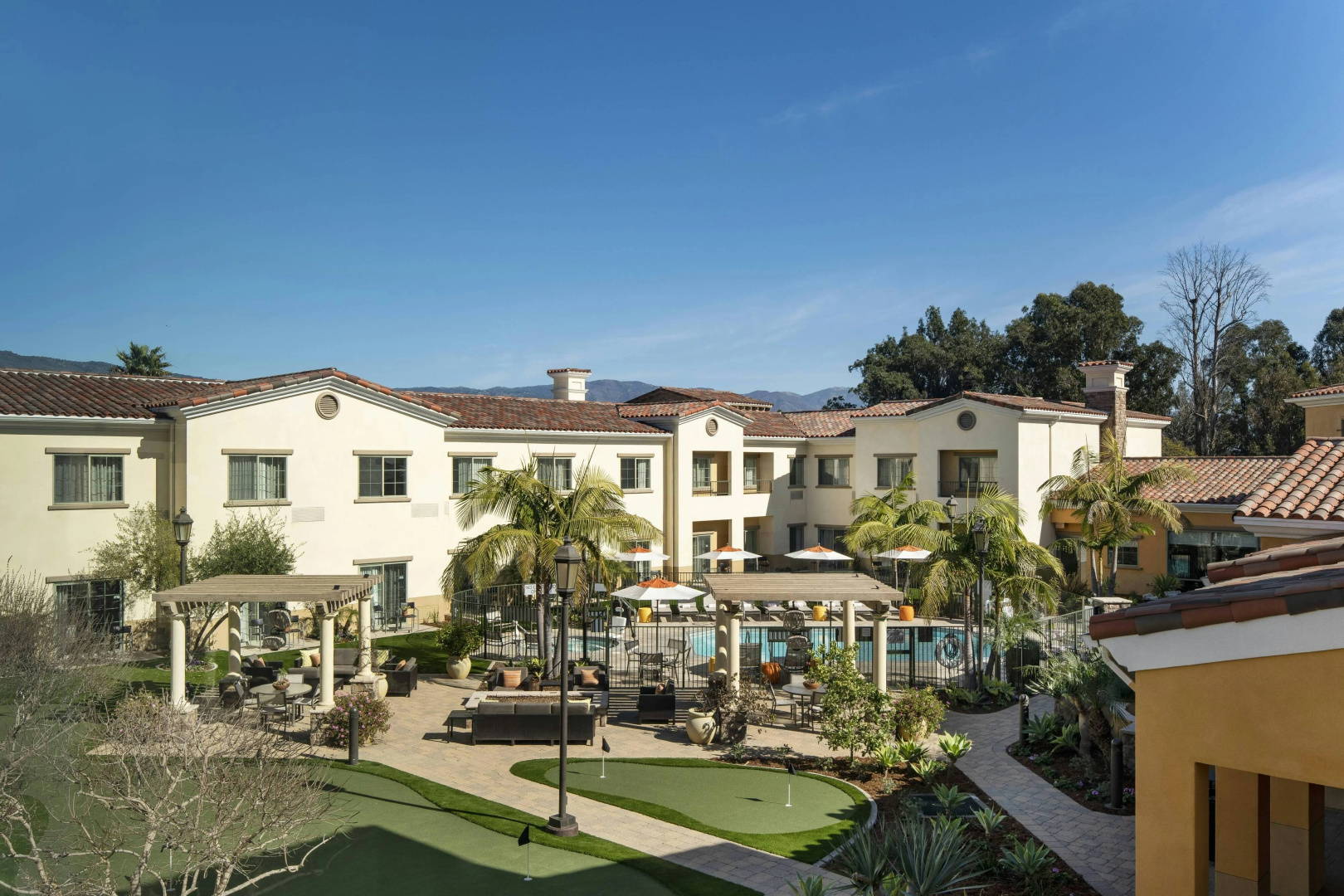 Photo - Courtyard Santa Barbara Goleta