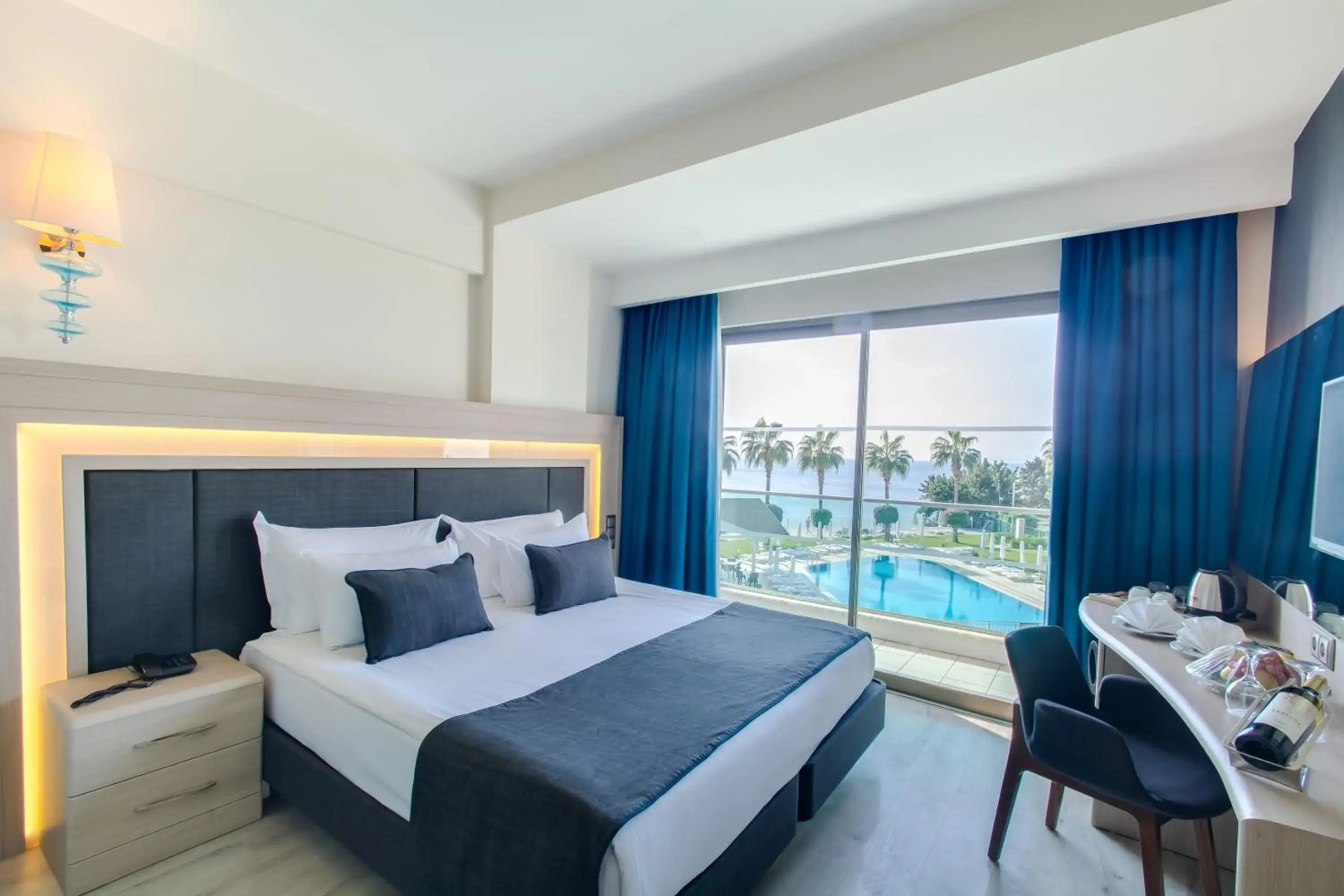 Photo - Falcon Hotel