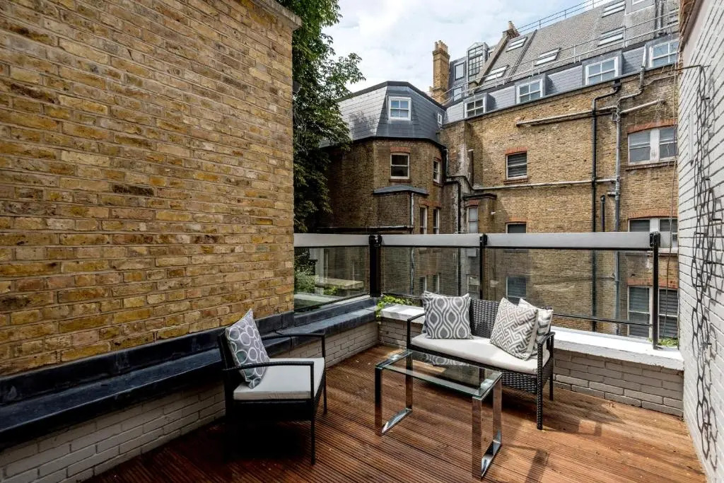 Foto - Buckingham & Lloyds