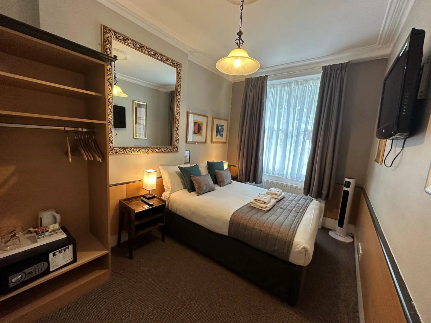 Photo - Tudor Court Hotel