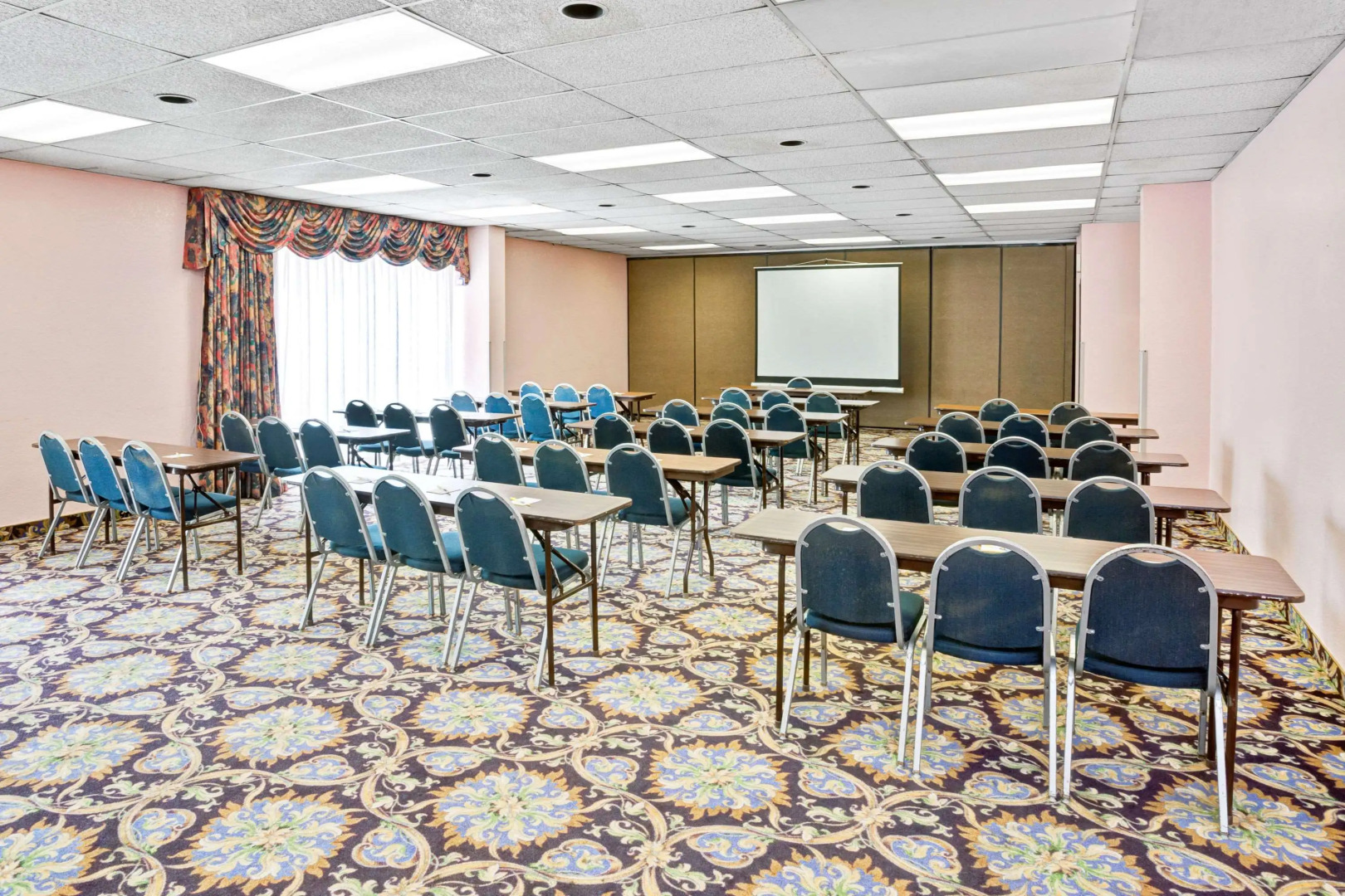 Photo - Days Inn & Suites by Wyndham Fullerton