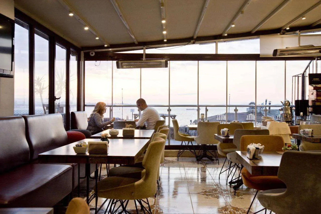 Photo - Hotel Broken Column