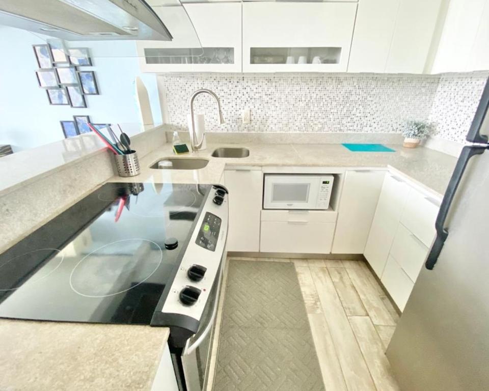 KASA Brisa Marina - 1 bed 1 bath for 2 OCEAN VIEW BALCONY BEACHFRONT CONDO POOL