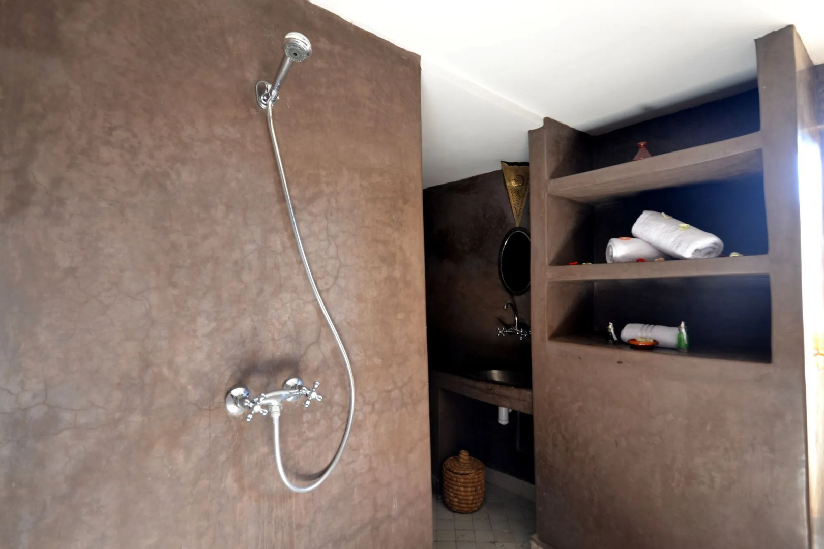 Photo - Riad white flowers