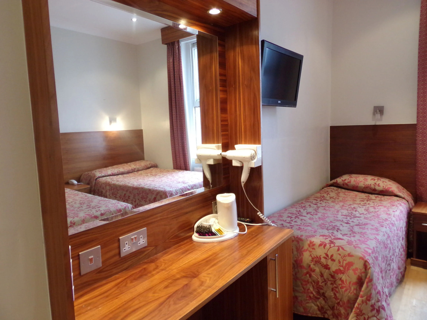 Photo - Wedgewood Hotel