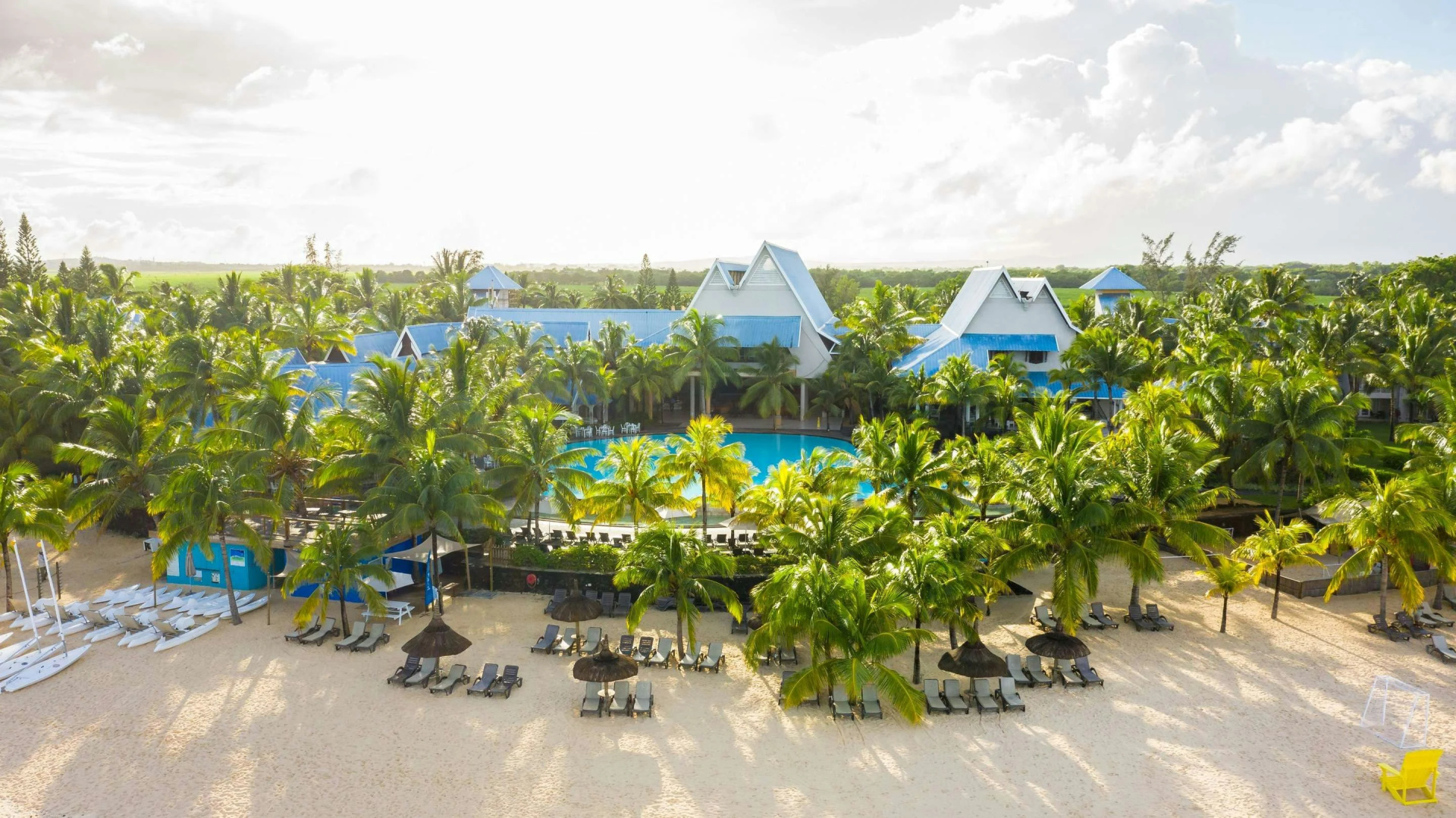 Photo - Victoria Beachcomber Resort & Spa