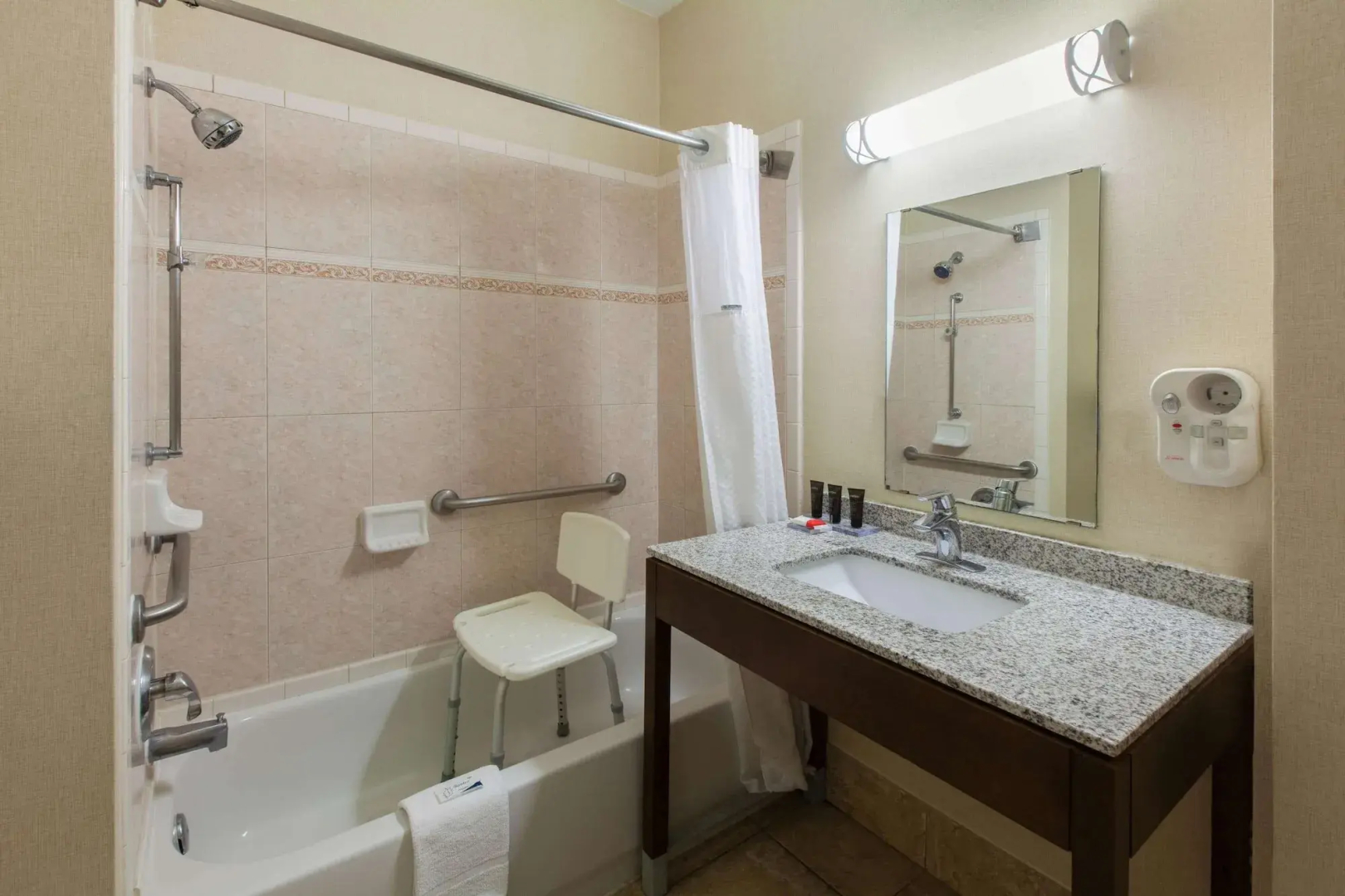 Photo - Wingate By Wyndham Houston / Willowbrook