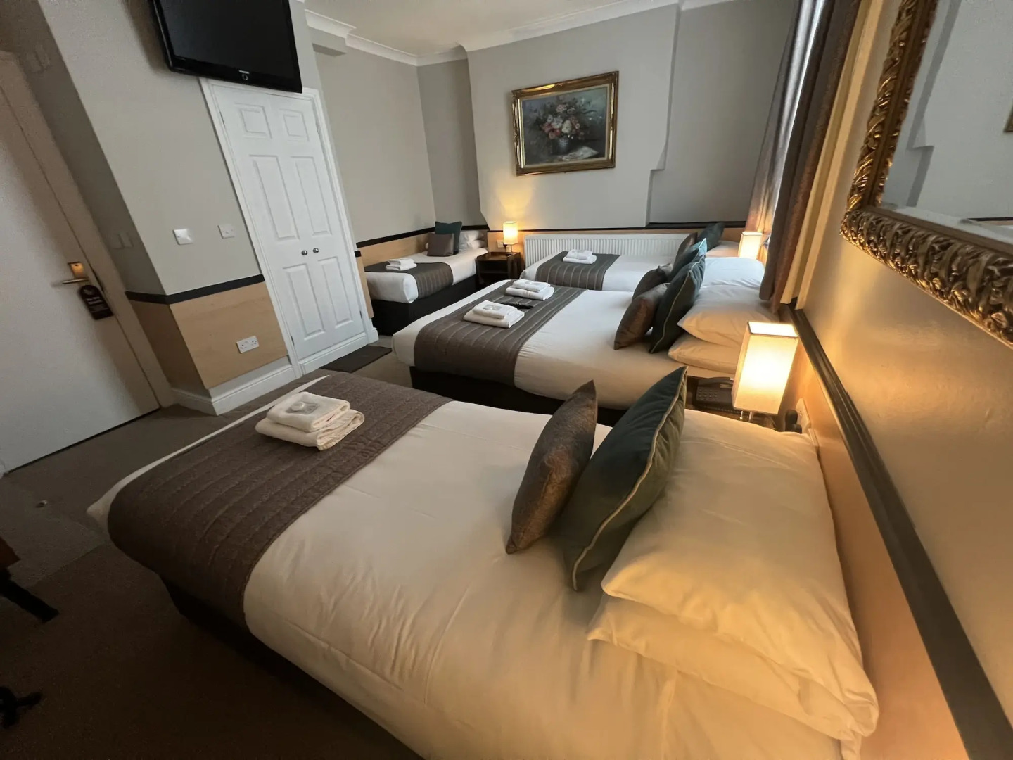 Photo - Tudor Court Hotel