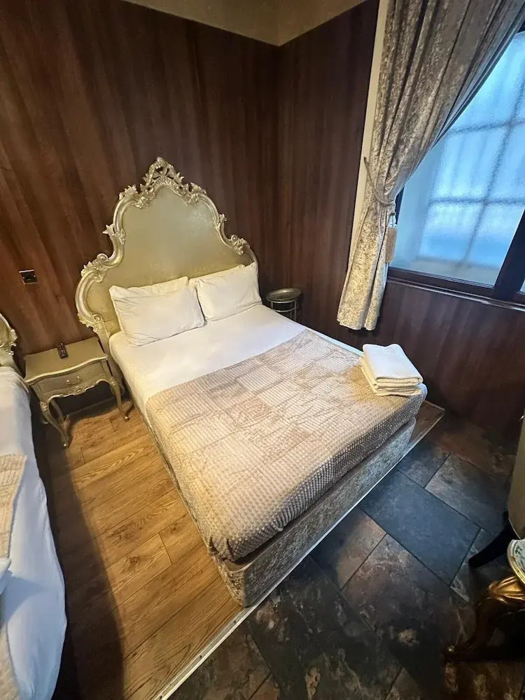 Photo - White Star Line Hotel