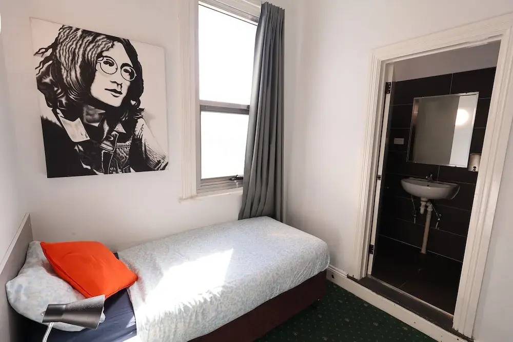 Photo - Wallaby Backpackers Hostel Perth - note - Valid passport required to check in -