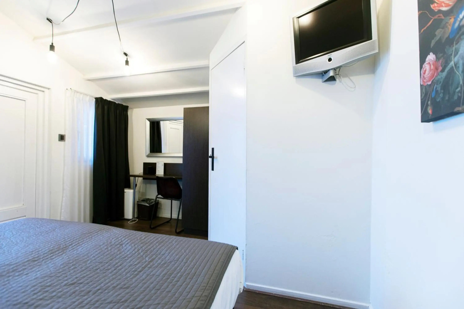 Photo - Quentin England Hotel