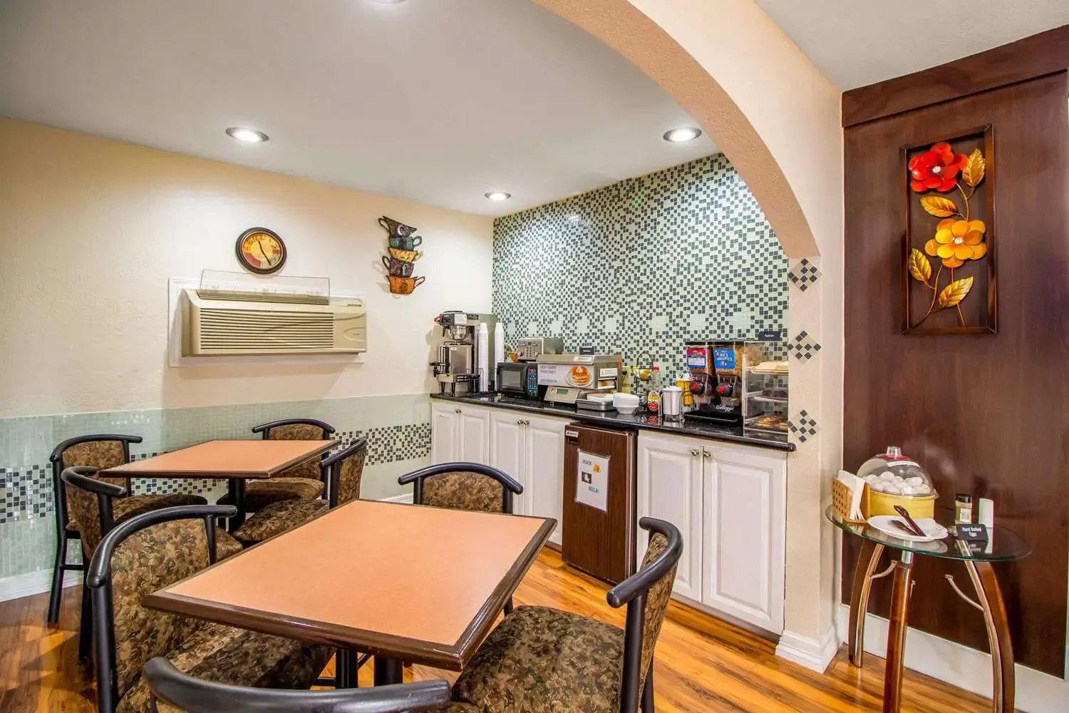Photo - Rodeway Inn & Suites