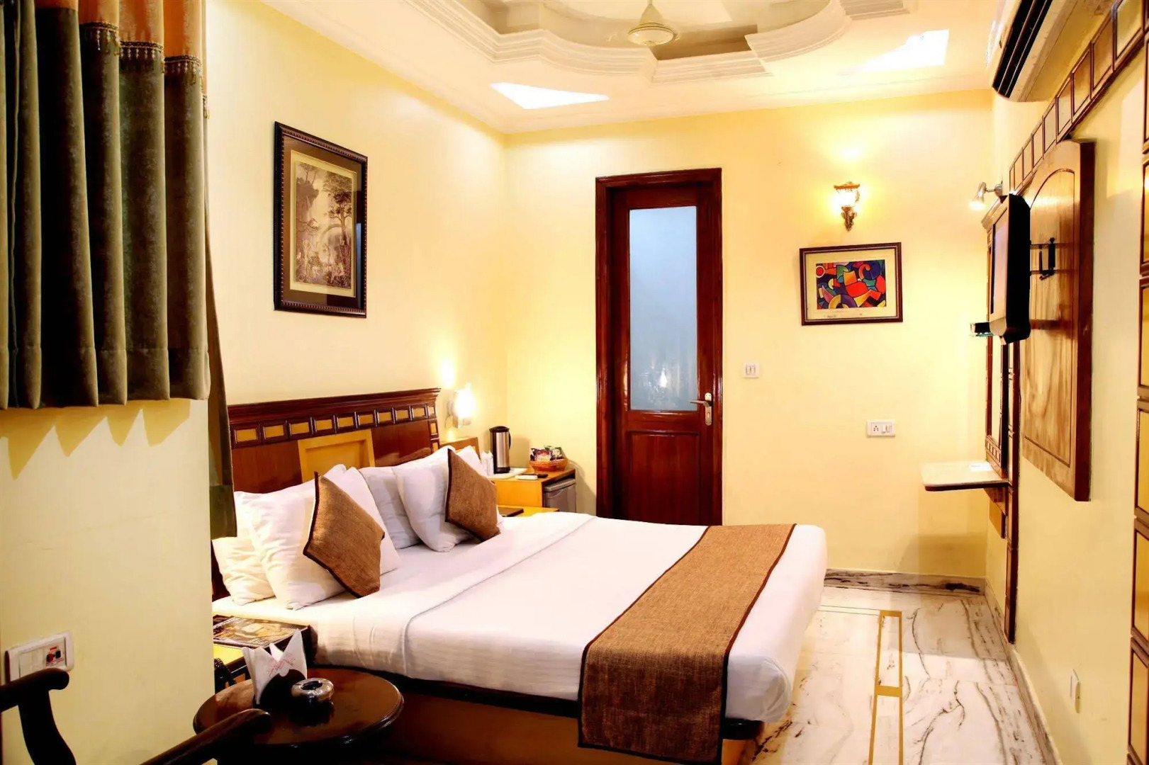 Foto - Hotel TJS Royale, Karol Bagh, 2 Mins from Metro