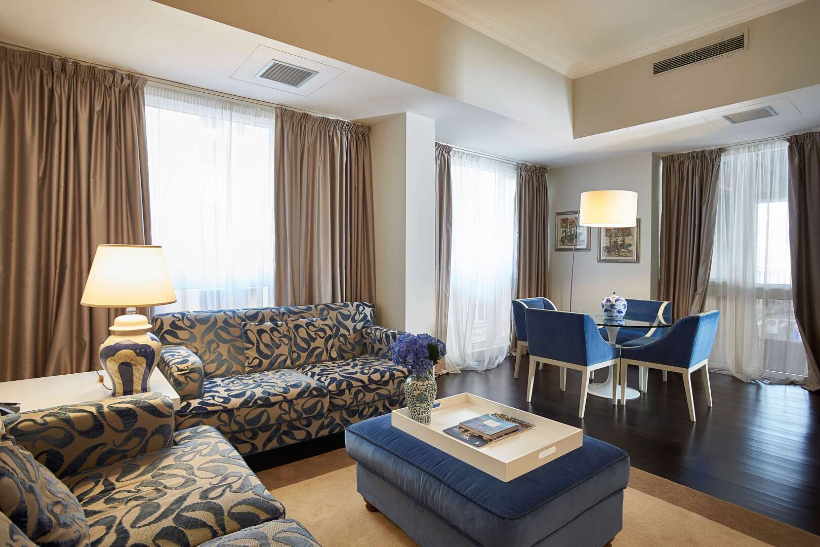 Foto - Sina De La Ville