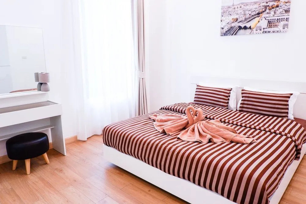 Photo - The Square 101