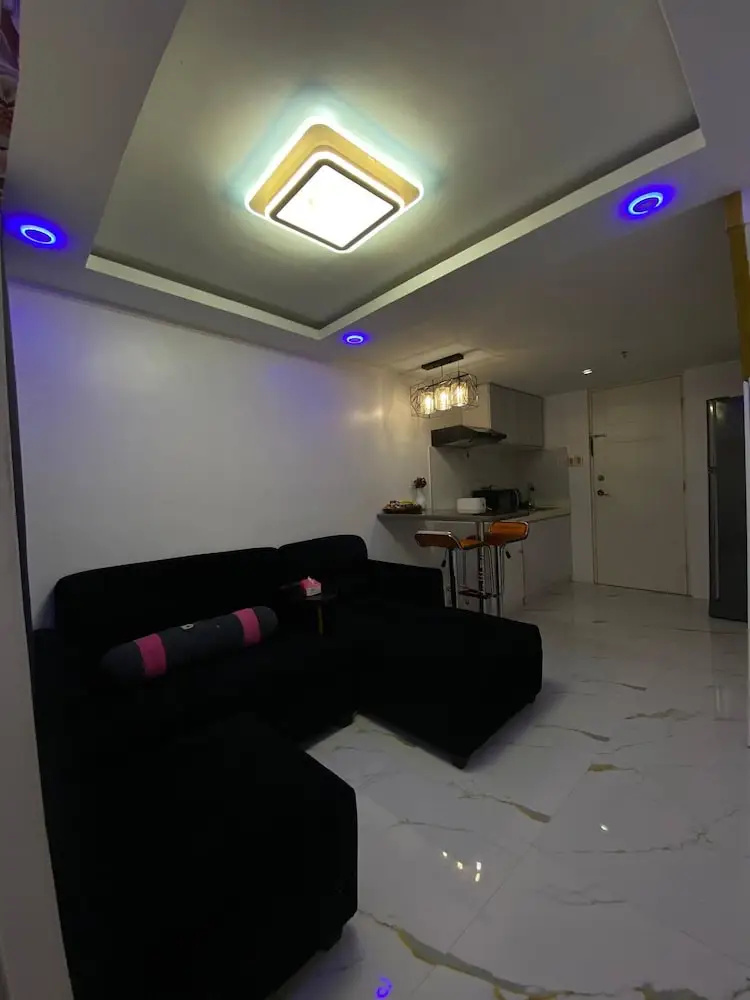 Golden Loft With Mood Lighting,stylish Staycation Loft Fast Wi-fi, Soft Couch