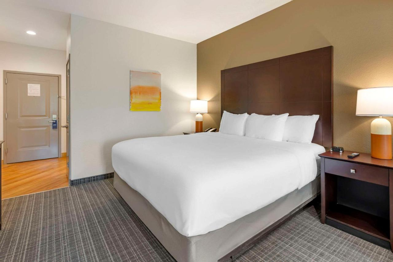 Photo - Comfort Inn & Suites Verona at Turning Stone Resort Casino