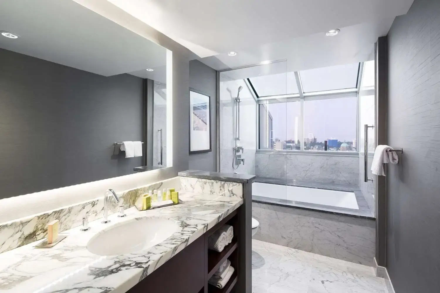 Photo - DoubleTree by Hilton Hotel & Suites Victoria