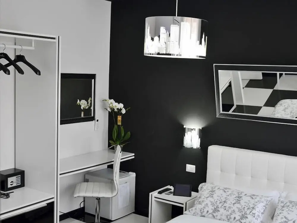 Photo - Black & White G&G