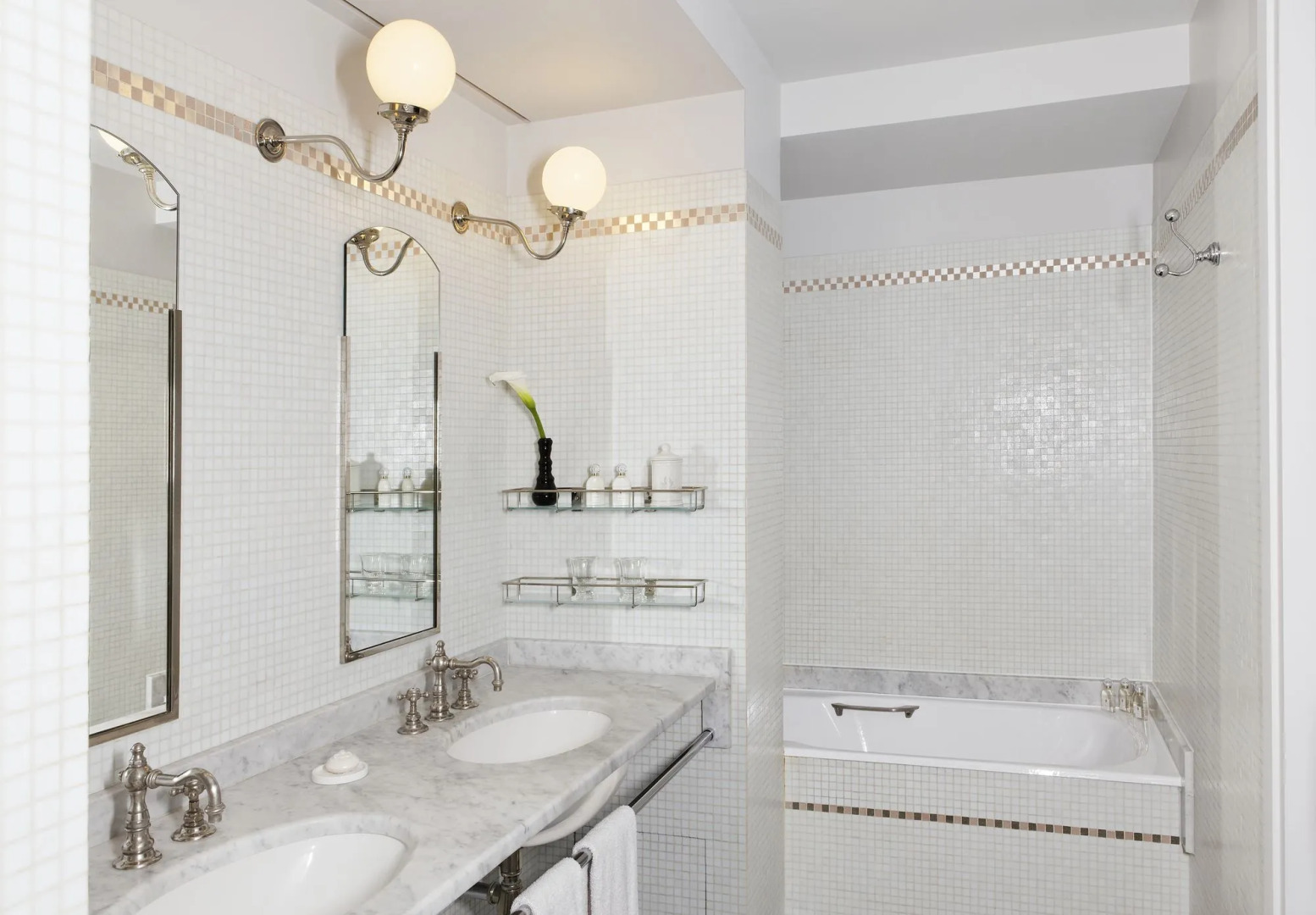 Photo - Saint James Paris