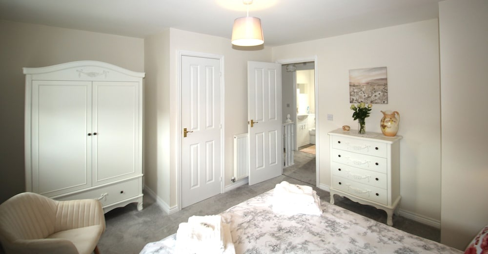 2 Bed House - Large Garden - Pet Friendly