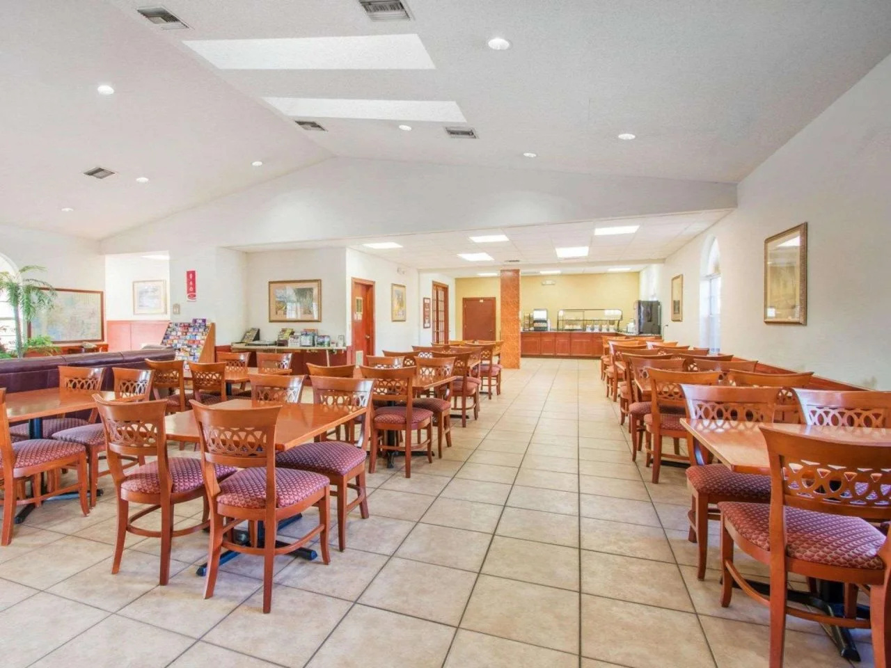 Photo - Econo Lodge Airport - RJ Stadium