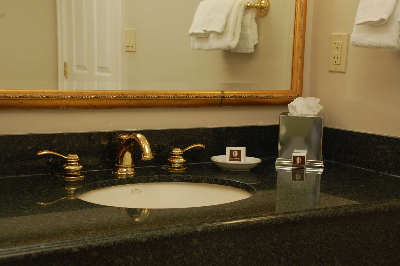 Photo - Riverside Hotel