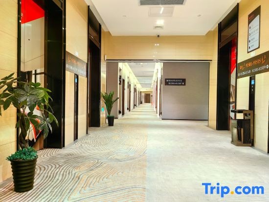 Yongjiang Holiday Hotel+ (Nanning East Railway Station)