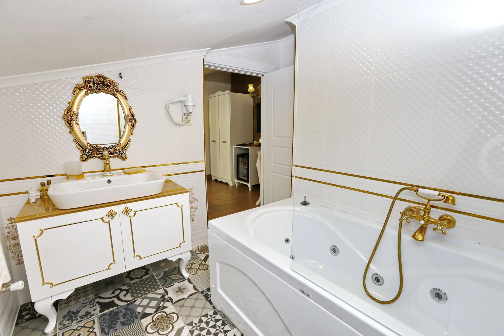 Photo - Diamond Royal Hotel