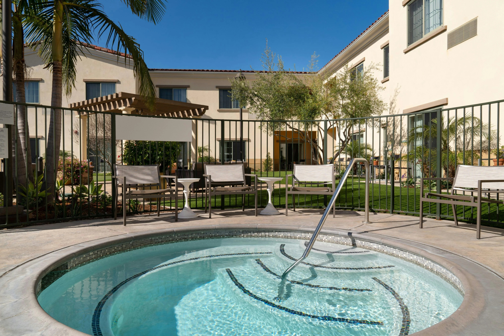Photo - Courtyard Santa Barbara Goleta