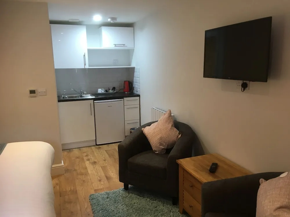 Photo - Trumbles Gatwick B&B, Peaceful Stay with Parking & Easy Airport Access