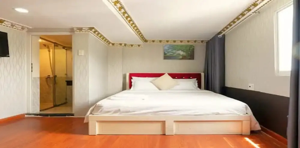 Foto - CROWNE MEOW BÙI VIỆN HOTEl 2