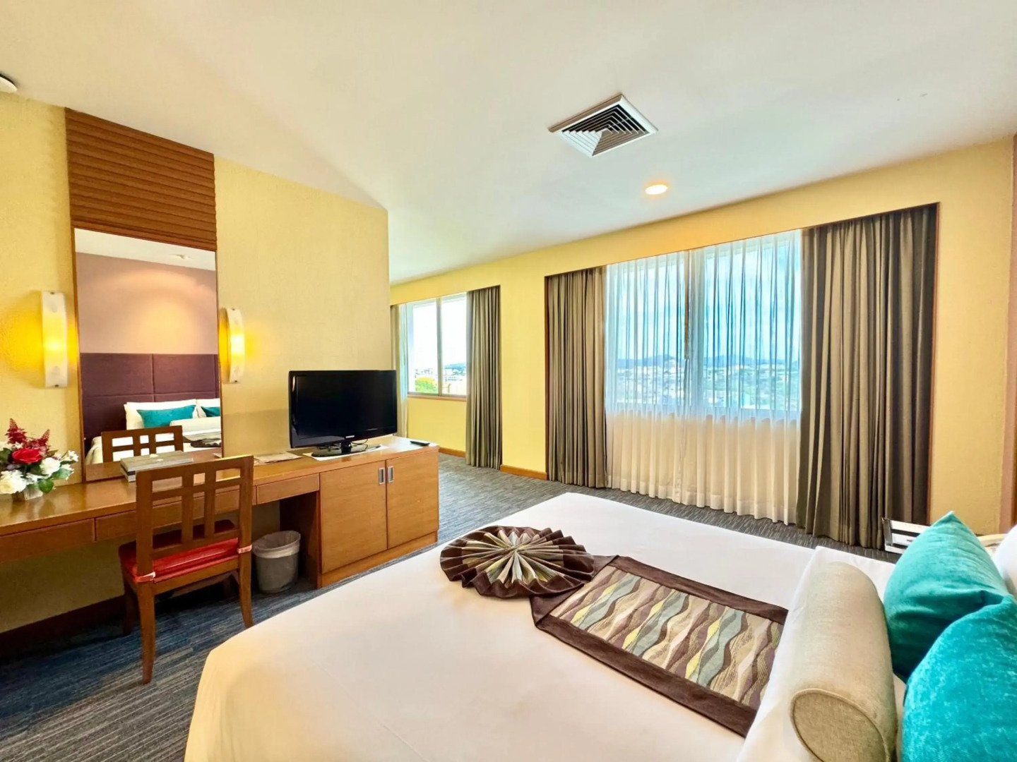 Photo - Summit Pavilion Hotel