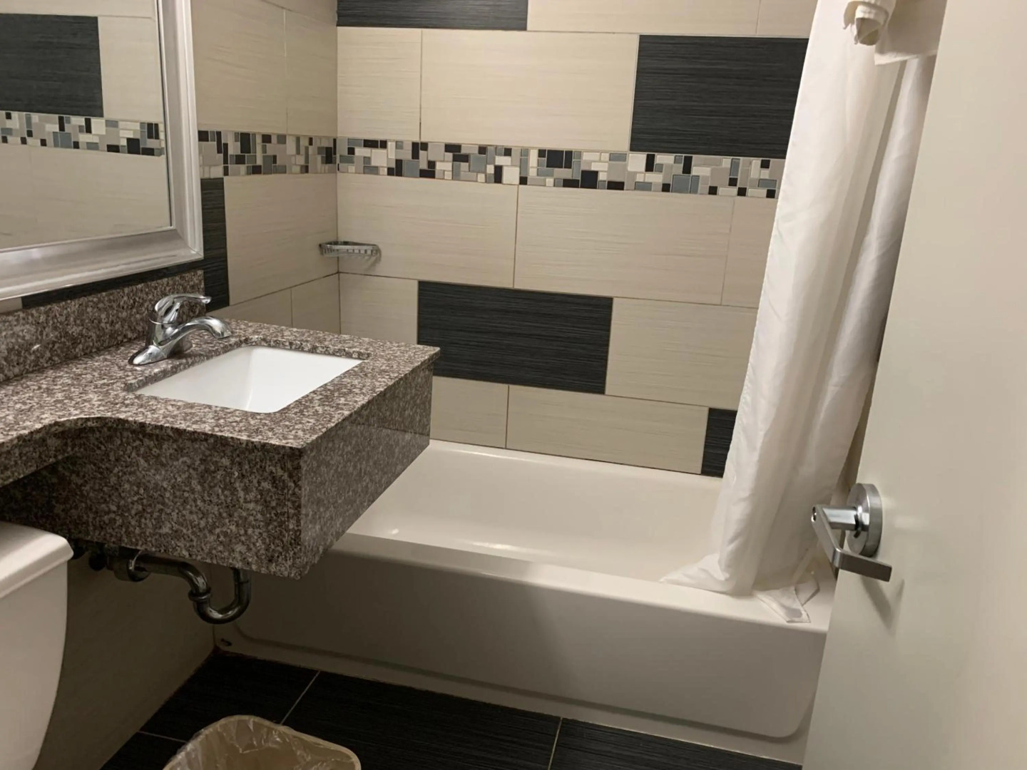 Photo - Red Carpet Inn Elmwood