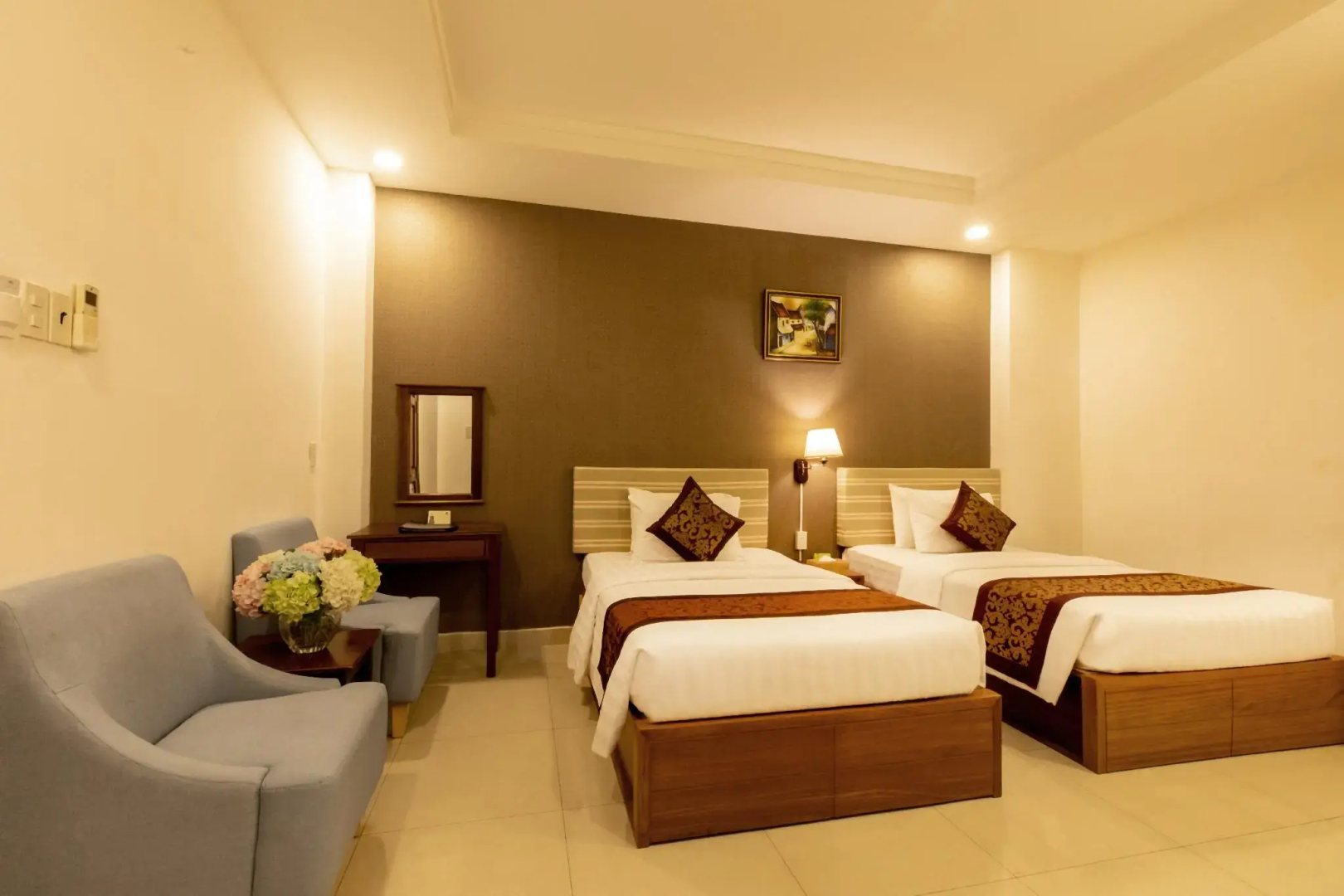 Photo - Airport Saigon Hotel - Gần ẩm thực đêm chợ Phạm Văn Hai