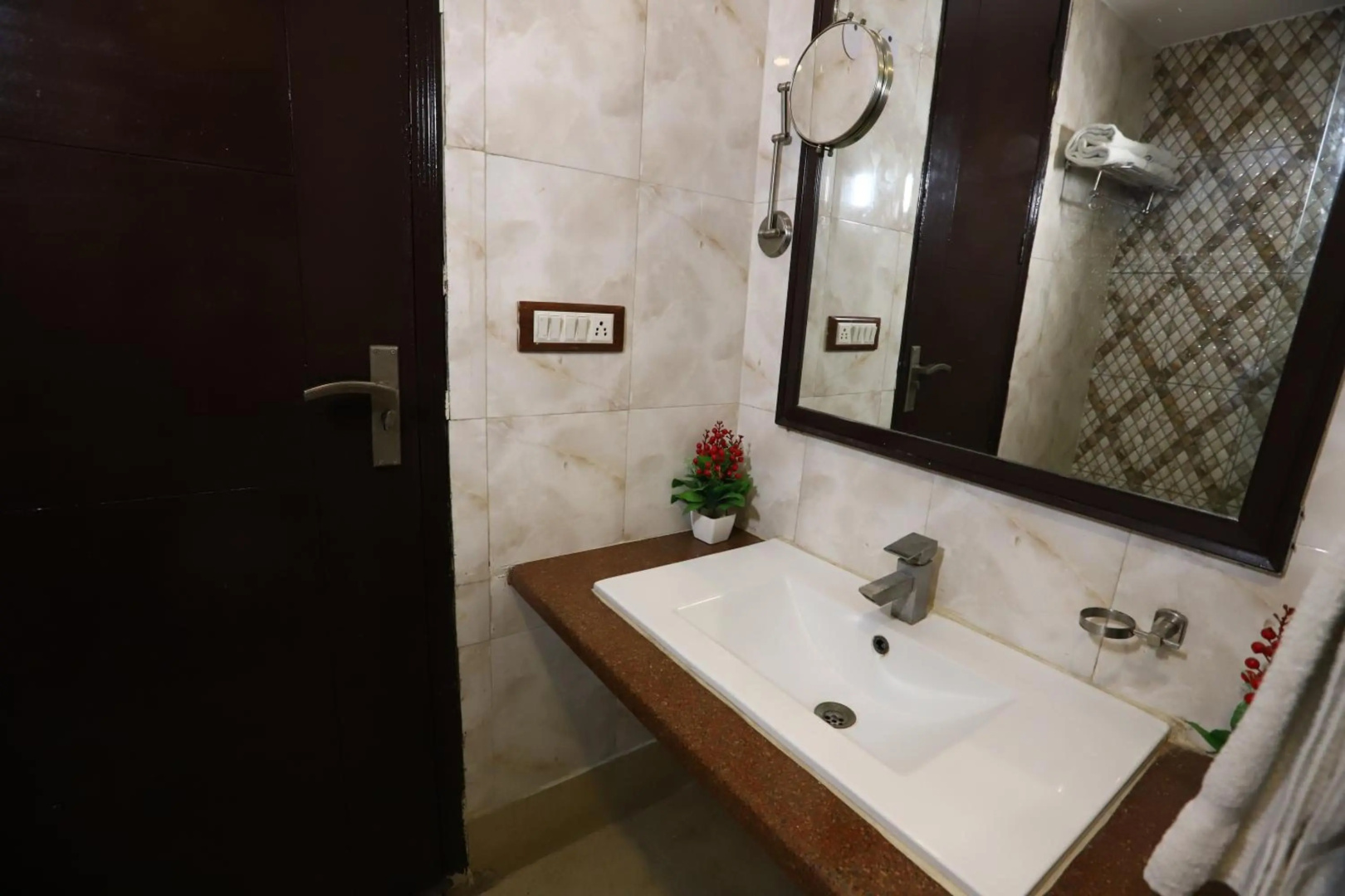 Foto - Hotel Palm Grand Naraina New Delhi - Couple Friendly Local IDs Accepted