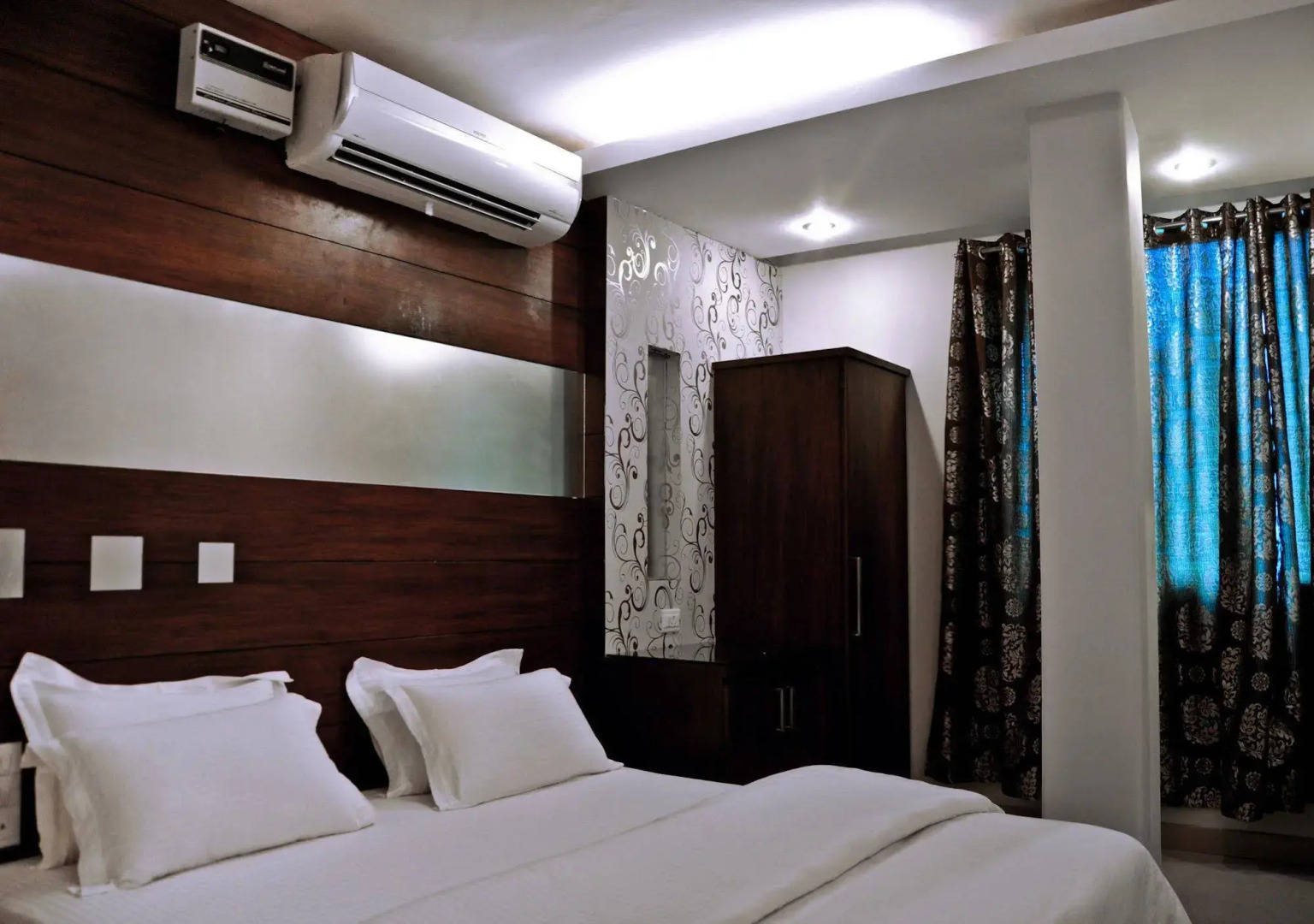 Photo - Hotel Vanson Villa, City Centre - With Free Airport & Train Station Pickup