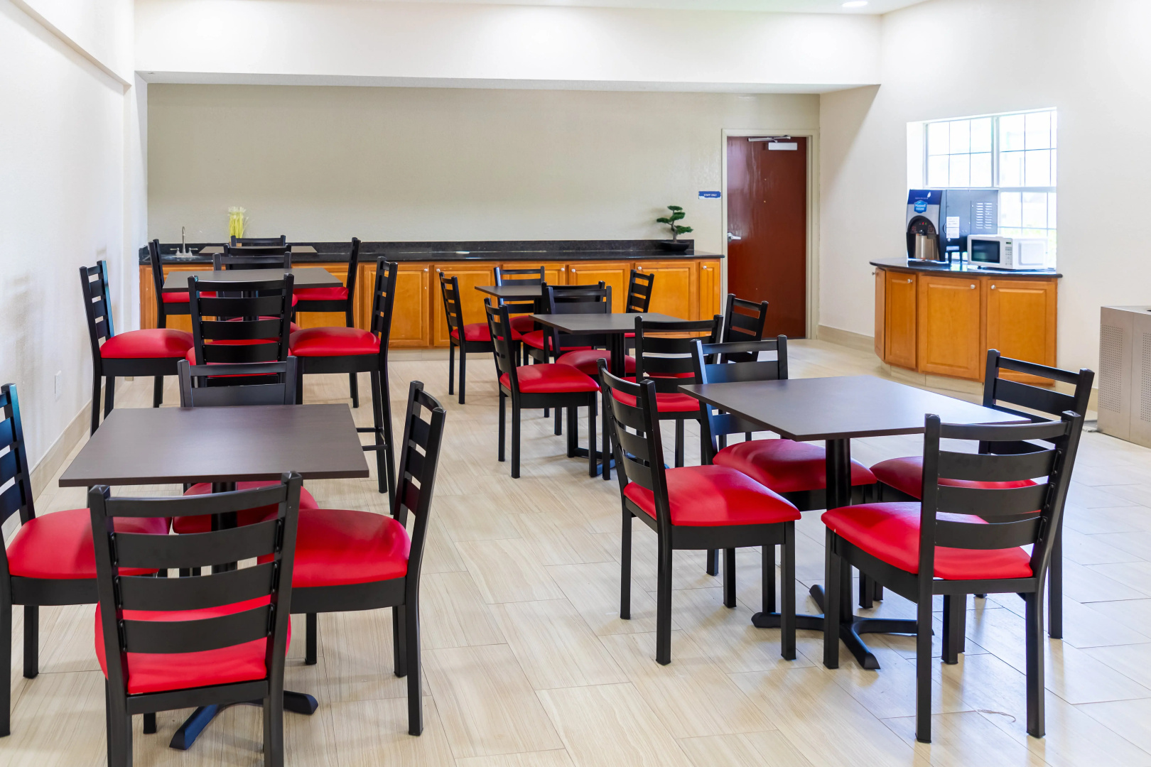 Photo - Red Roof Inn PLUS+ & Suites Savannah - I-95