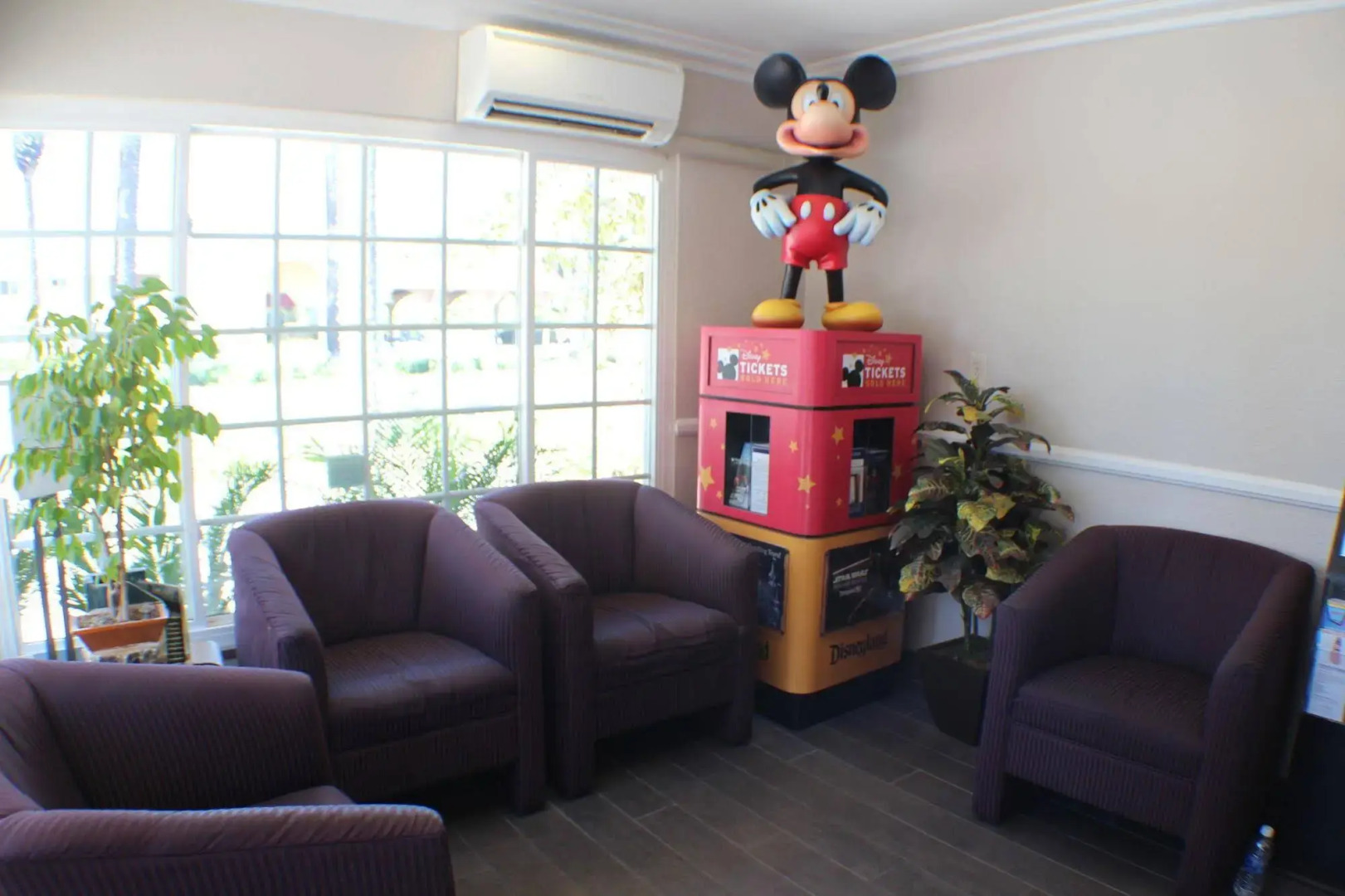 Photo - Anaheim Islander Inn and suites near Park and Convention center