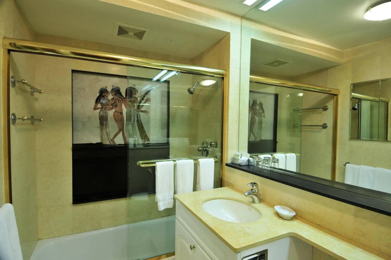 Photo - Lombardy Hotel